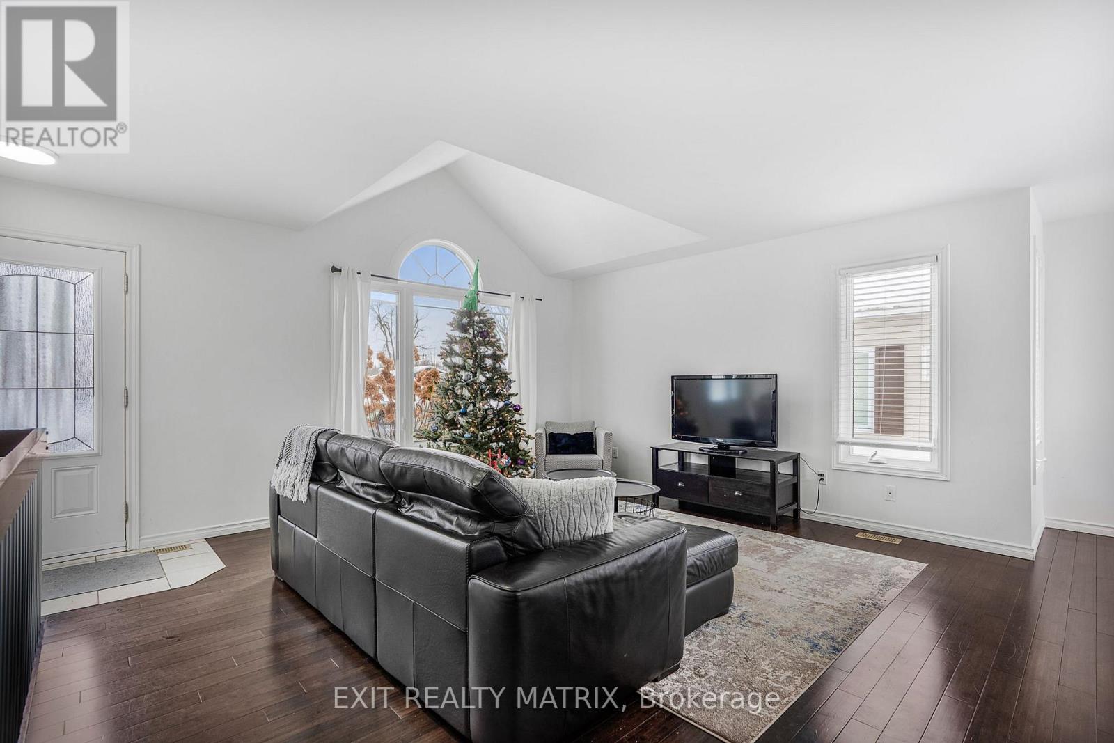 156 Longueuil Street, Champlain, ON - Indoor Photo Showing Living Room
