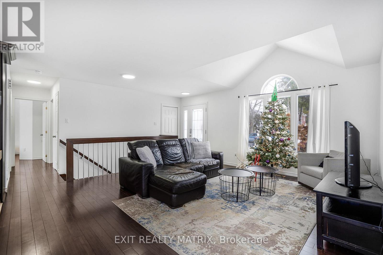 156 Longueuil Street, Champlain, ON - Indoor Photo Showing Living Room