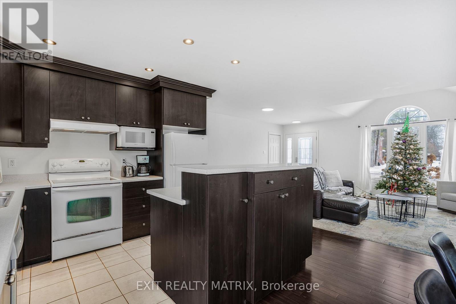 156 Longueuil Street, Champlain, ON - Indoor Photo Showing Kitchen