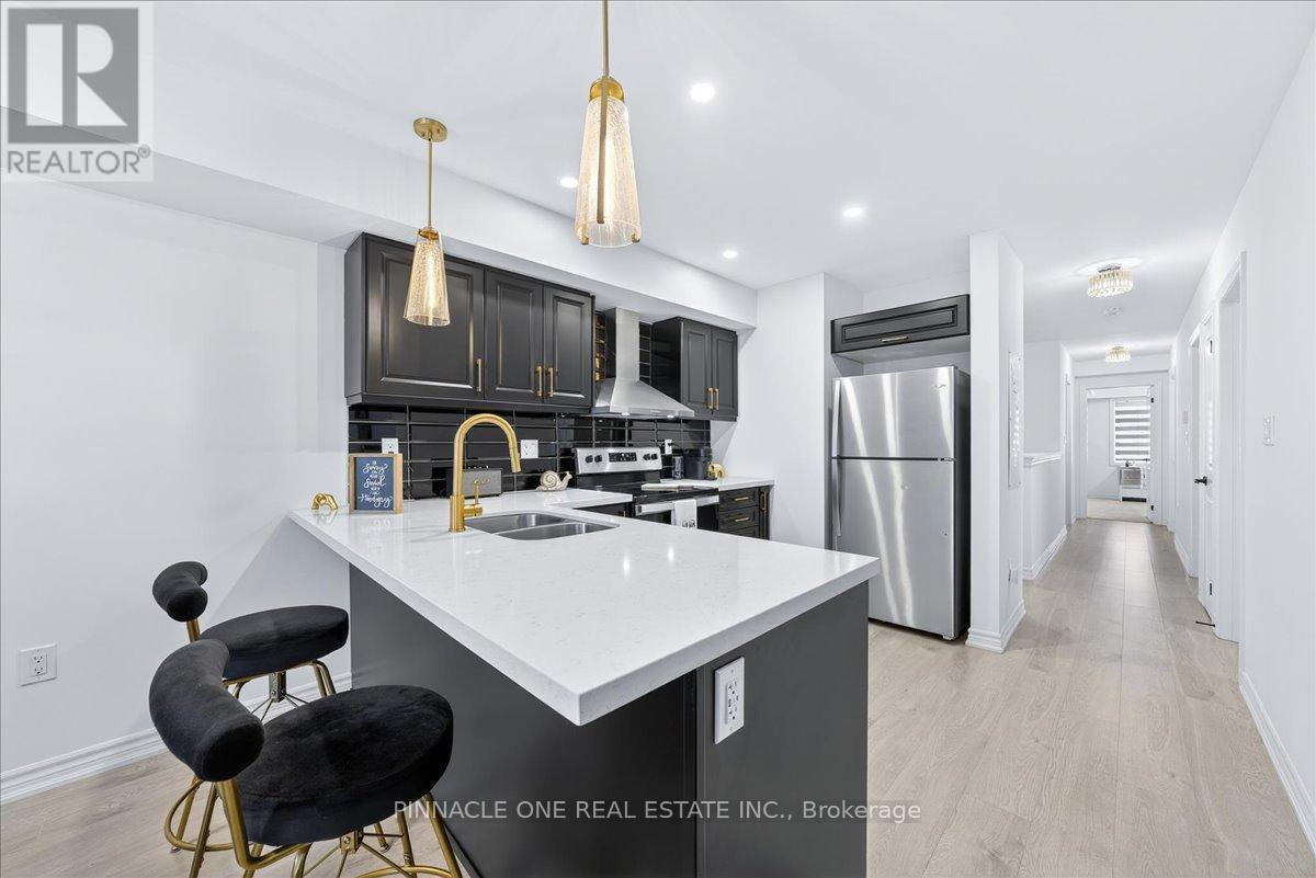 4 - 41 Pumpkin Corner Crescent, Barrie, ON - Indoor Photo Showing Kitchen With Double Sink With Upgraded Kitchen