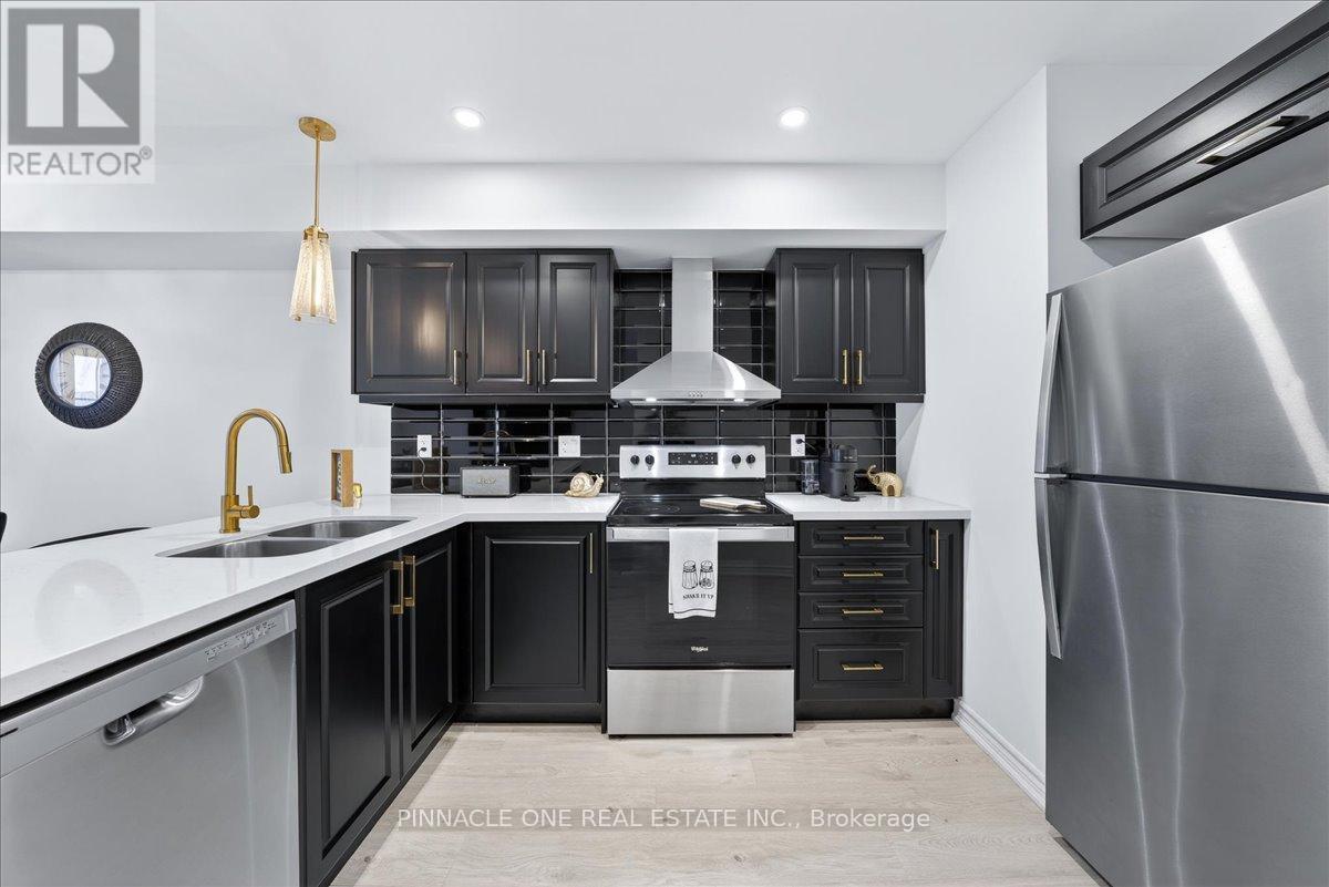 4 - 41 Pumpkin Corner Crescent, Barrie, ON - Indoor Photo Showing Kitchen With Double Sink With Upgraded Kitchen
