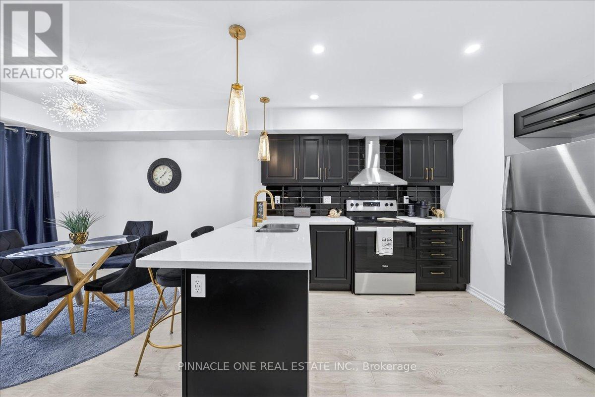 4 - 41 Pumpkin Corner Crescent, Barrie, ON - Indoor Photo Showing Kitchen With Upgraded Kitchen