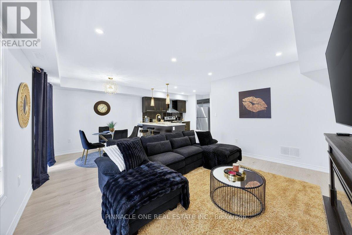 4 - 41 Pumpkin Corner Crescent, Barrie, ON - Indoor Photo Showing Living Room