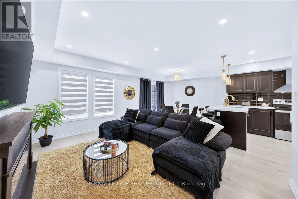 4 - 41 Pumpkin Corner Crescent, Barrie, ON - Indoor Photo Showing Living Room