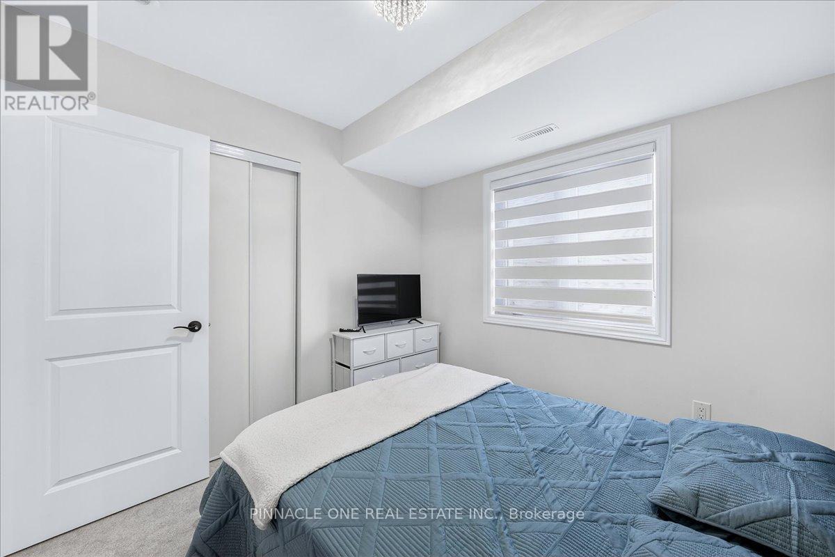 4 - 41 Pumpkin Corner Crescent, Barrie, ON - Indoor Photo Showing Bedroom