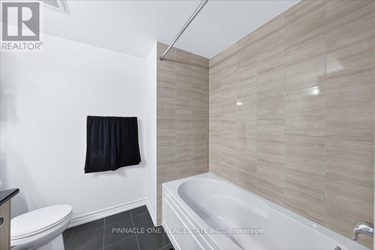 4 - 41 Pumpkin Corner Crescent, Barrie, ON - Indoor Photo Showing Bathroom