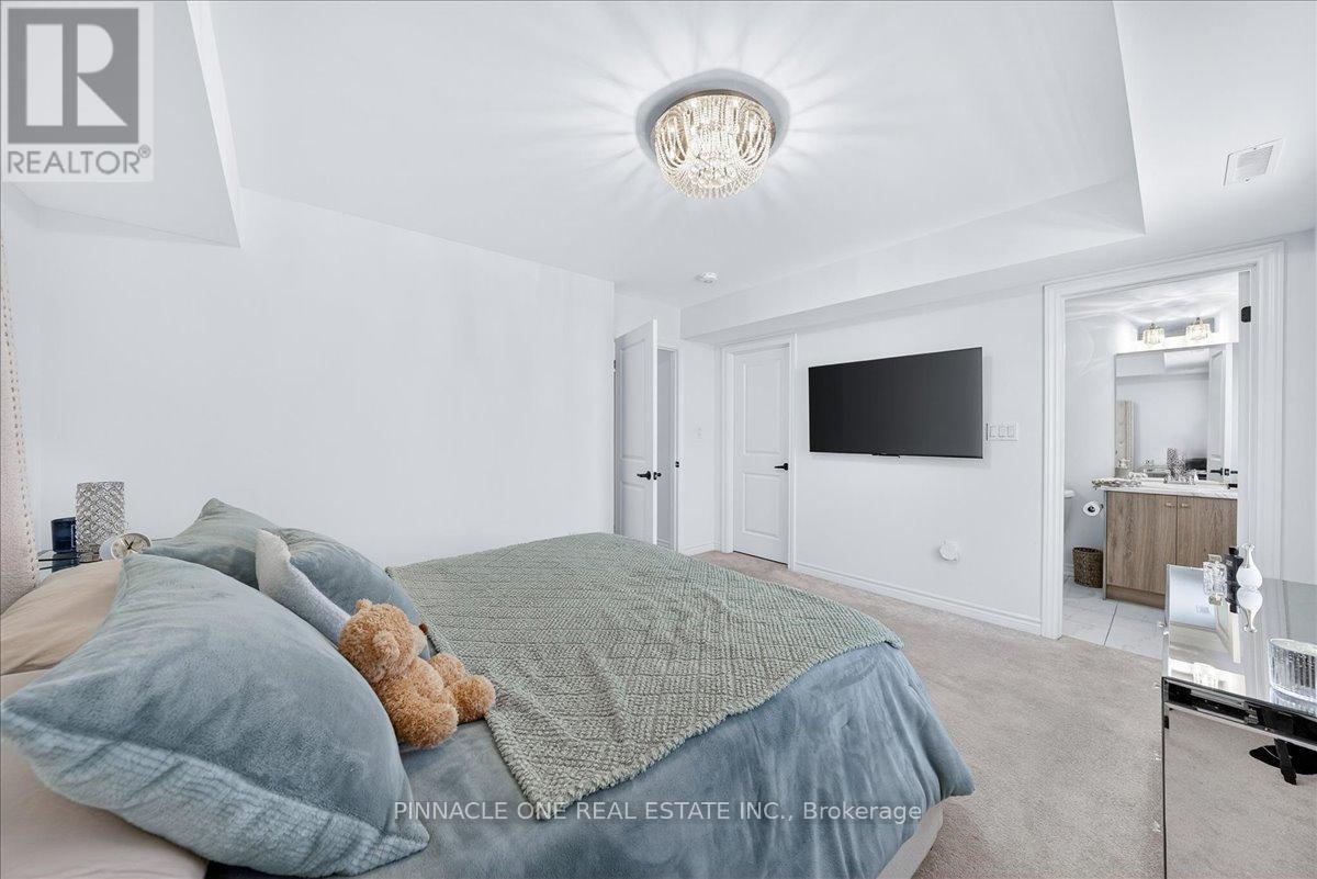 4 - 41 Pumpkin Corner Crescent, Barrie, ON - Indoor Photo Showing Bedroom