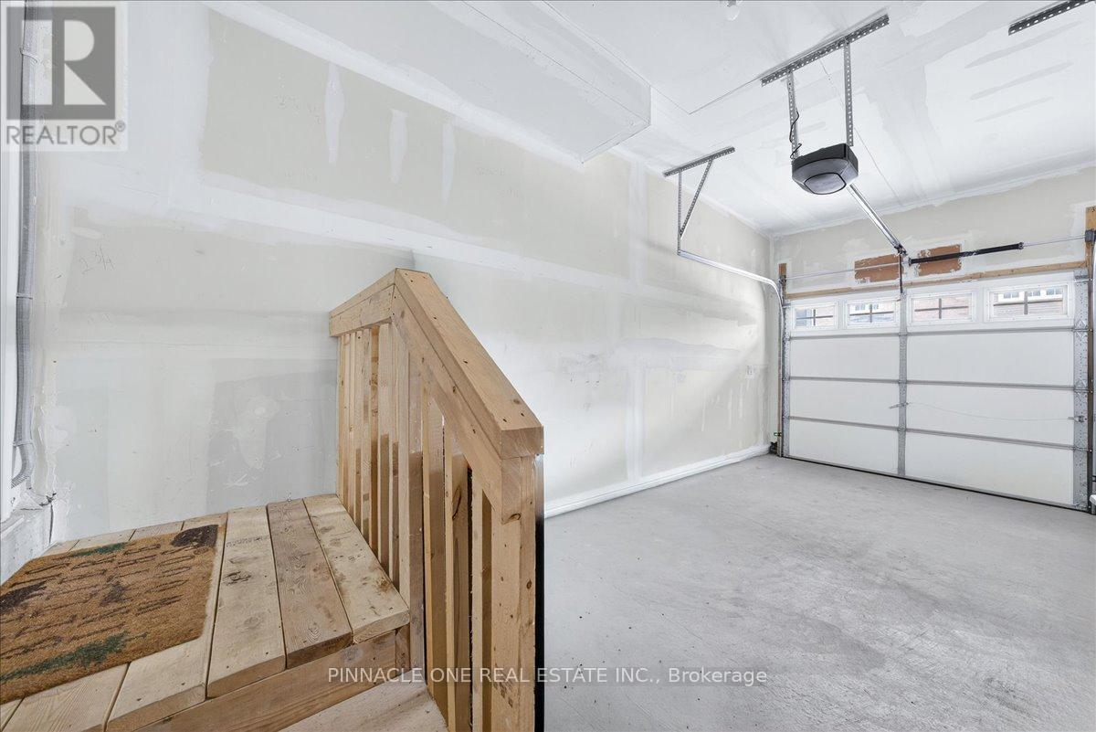 4 - 41 Pumpkin Corner Crescent, Barrie, ON - Indoor Photo Showing Garage