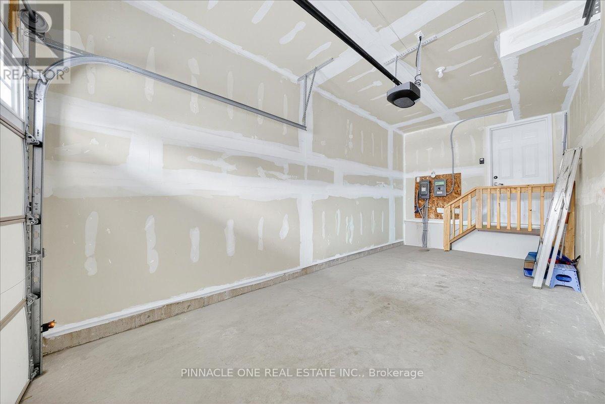 4 - 41 Pumpkin Corner Crescent, Barrie, ON - Indoor