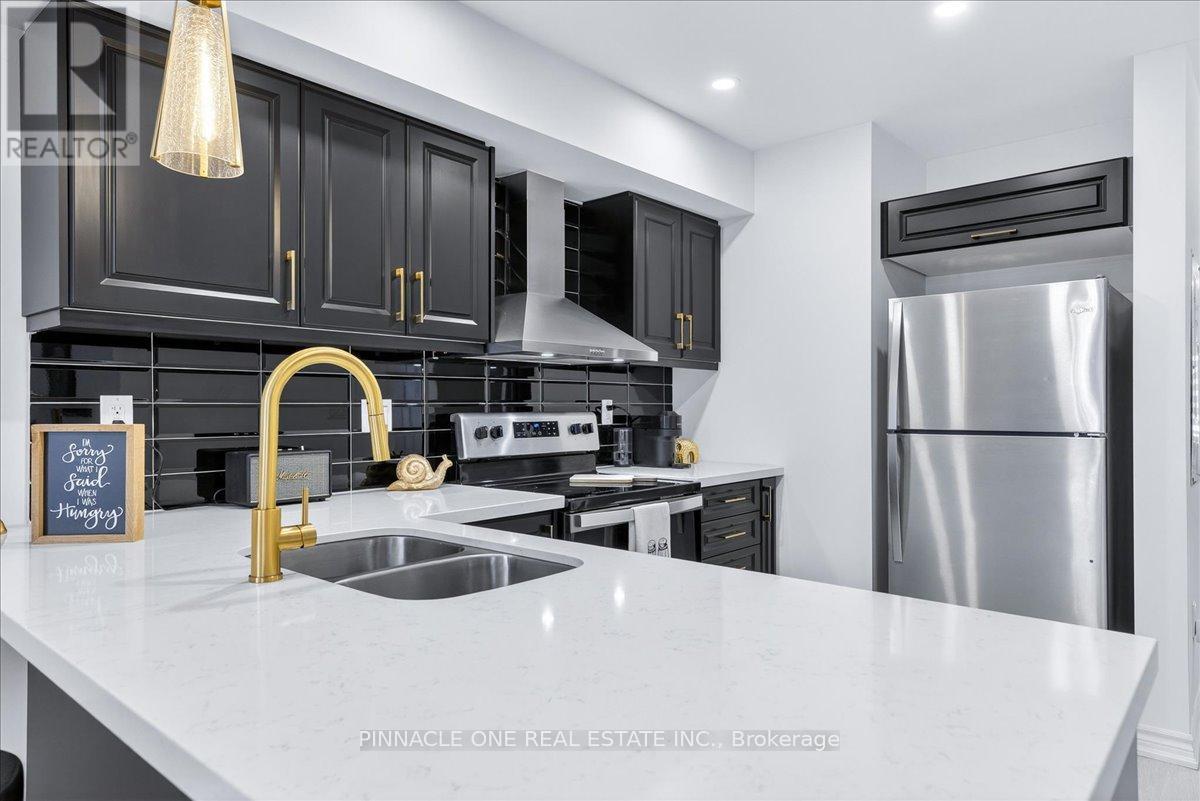 4 - 41 Pumpkin Corner Crescent, Barrie, ON - Indoor Photo Showing Kitchen With Double Sink With Upgraded Kitchen