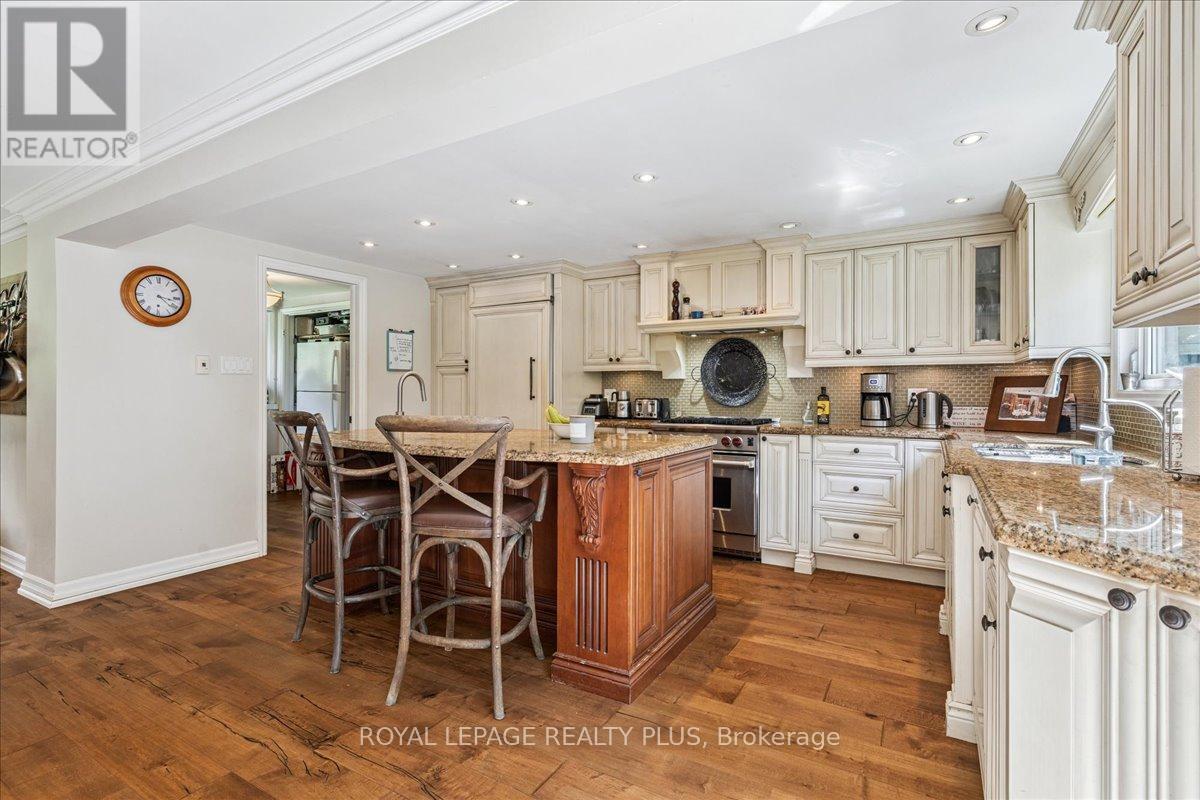 1258 Ravine Drive, Mississauga, ON - Indoor Photo Showing Kitchen With Upgraded Kitchen