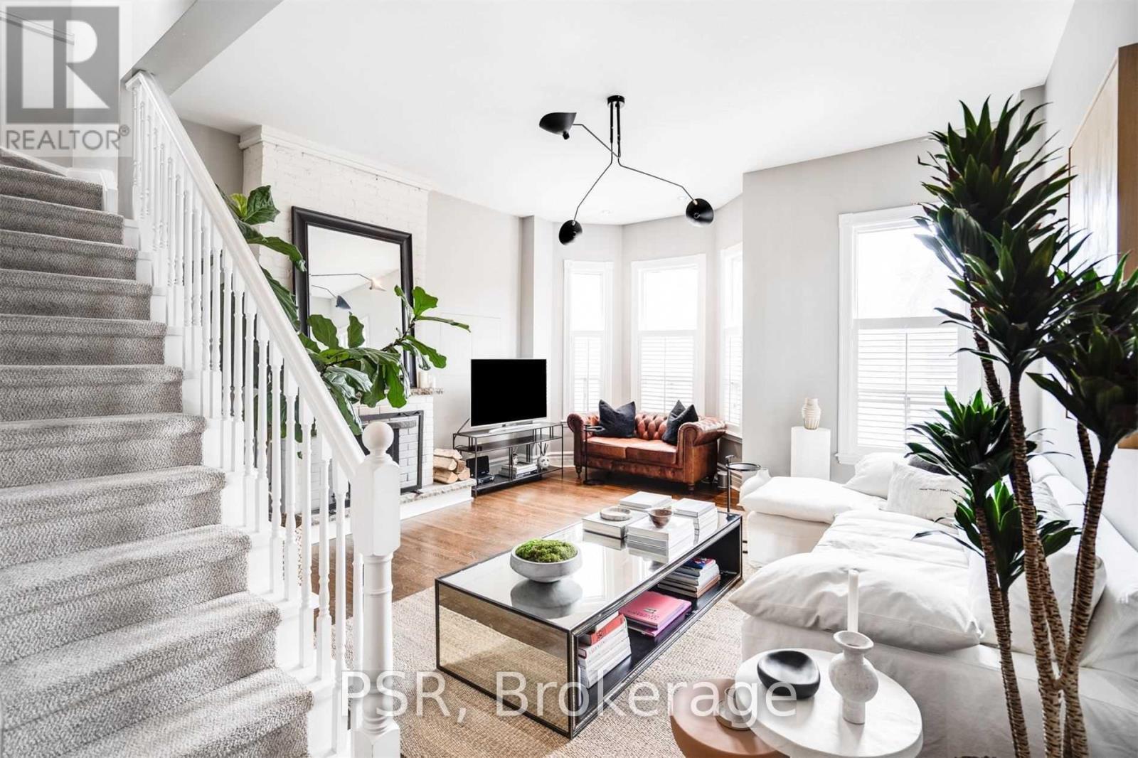 2 - 151 Robert Street, Toronto, ON - Indoor Photo Showing Living Room