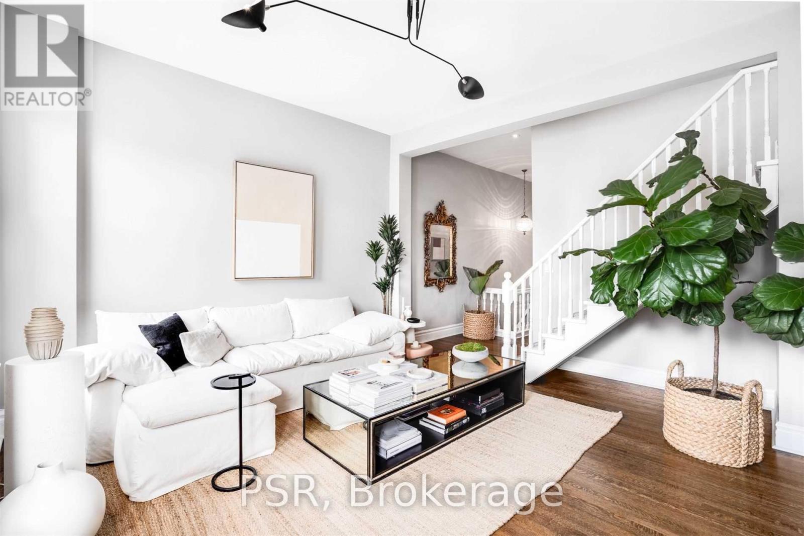 2 - 151 Robert Street, Toronto, ON - Indoor Photo Showing Living Room