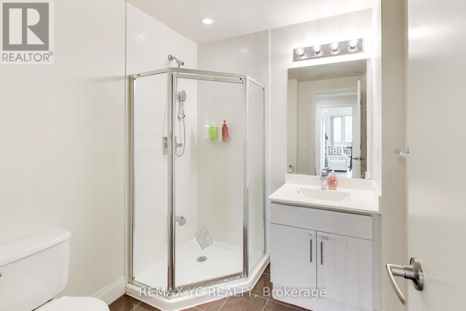 1002 - 68 Canterbury Place, Toronto, ON - Indoor Photo Showing Bathroom