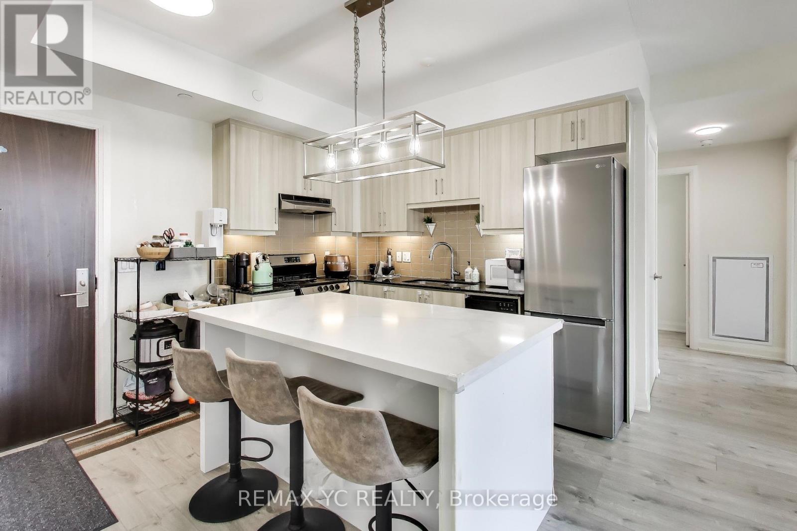 1002 - 68 Canterbury Place, Toronto, ON - Indoor Photo Showing Kitchen With Upgraded Kitchen