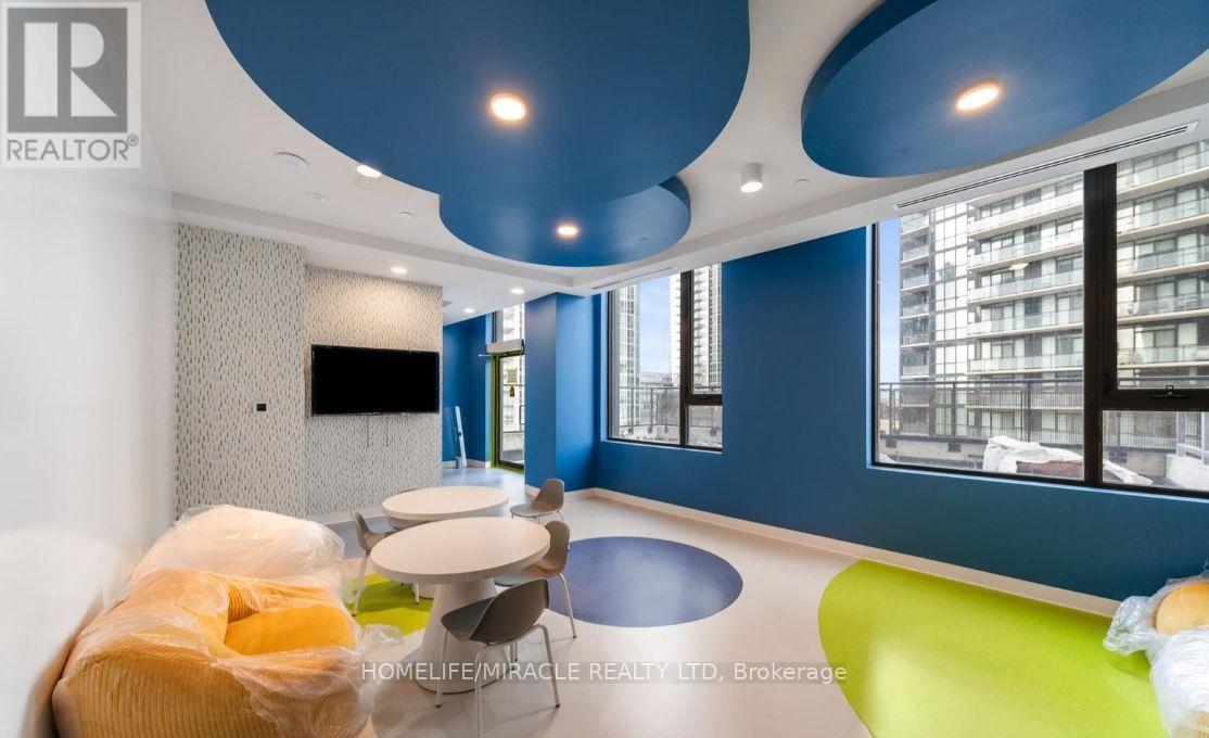 802 - 2920 Highway 7, Vaughan, ON - Indoor