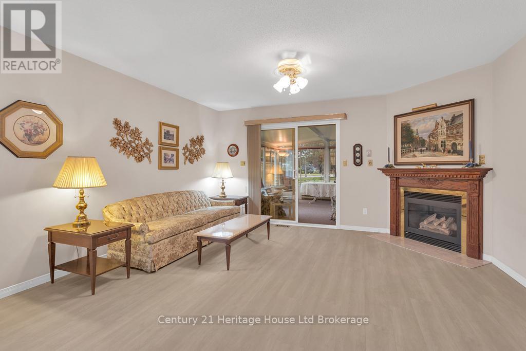 14 Mcdonald Court, Tillsonburg, ON - Indoor Photo Showing Living Room With Fireplace