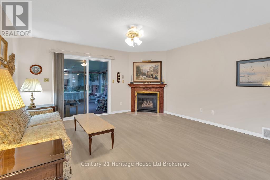 14 Mcdonald Court, Tillsonburg, ON - Indoor Photo Showing Living Room With Fireplace