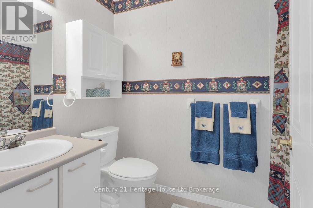 Main floor bathroom - 14 Mcdonald Court, Tillsonburg, ON - Indoor Photo Showing Bathroom