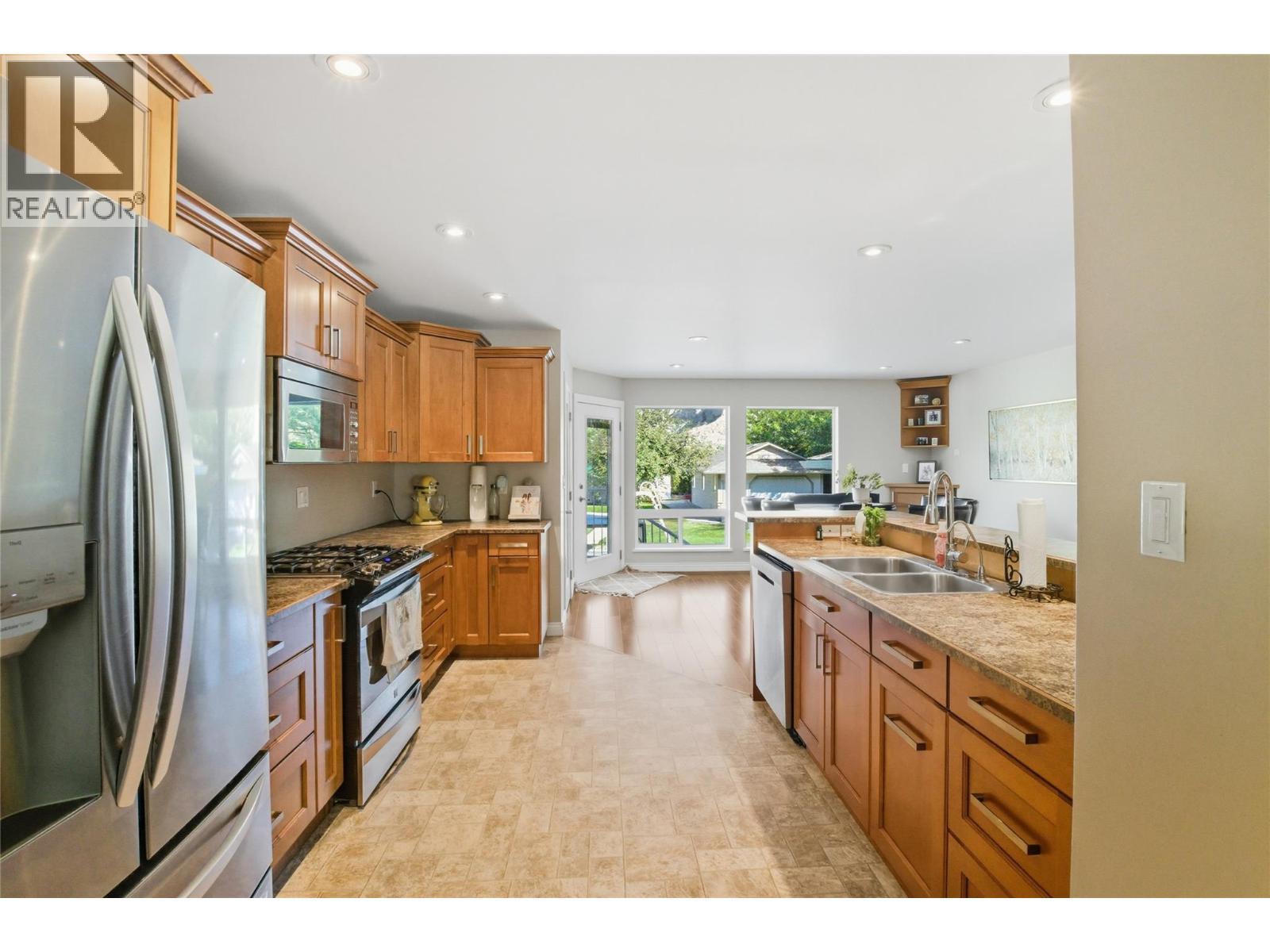 5996 Todd Hill Crescent, Kamloops, BC - Indoor Photo Showing Kitchen With Stainless Steel Kitchen With Double Sink