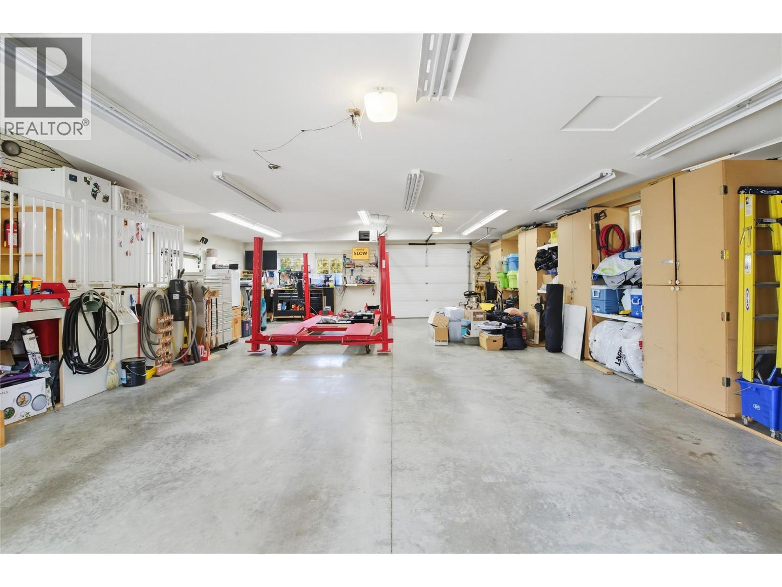 5996 Todd Hill Crescent, Kamloops, BC - Indoor Photo Showing Garage