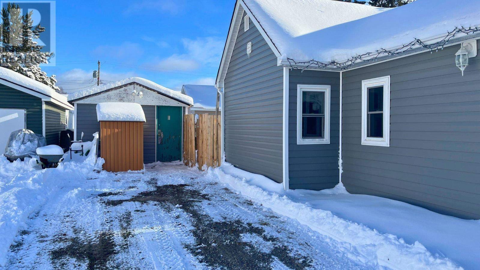 17 Third Ave, Wawa, ON - Outdoor With Exterior