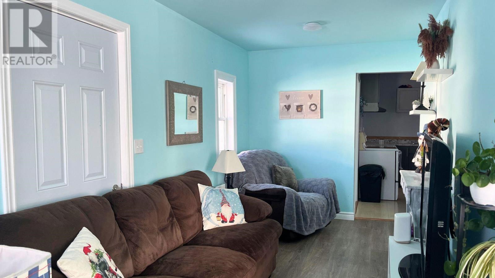 17 Third Ave, Wawa, ON - Indoor Photo Showing Living Room