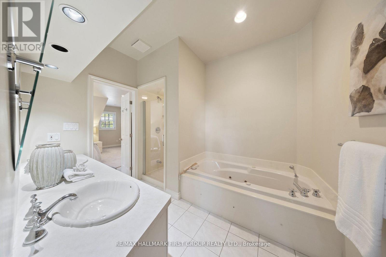 257 Roseland Crescent, Burlington, ON - Indoor Photo Showing Bathroom
