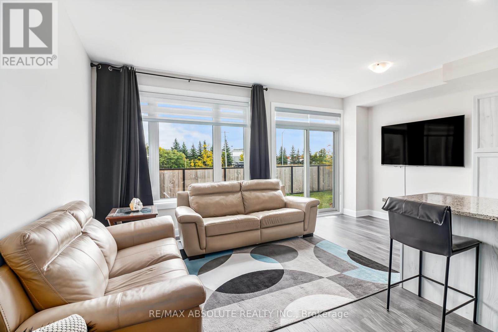 184 Hooper Street, Carleton Place, ON - Indoor Photo Showing Living Room