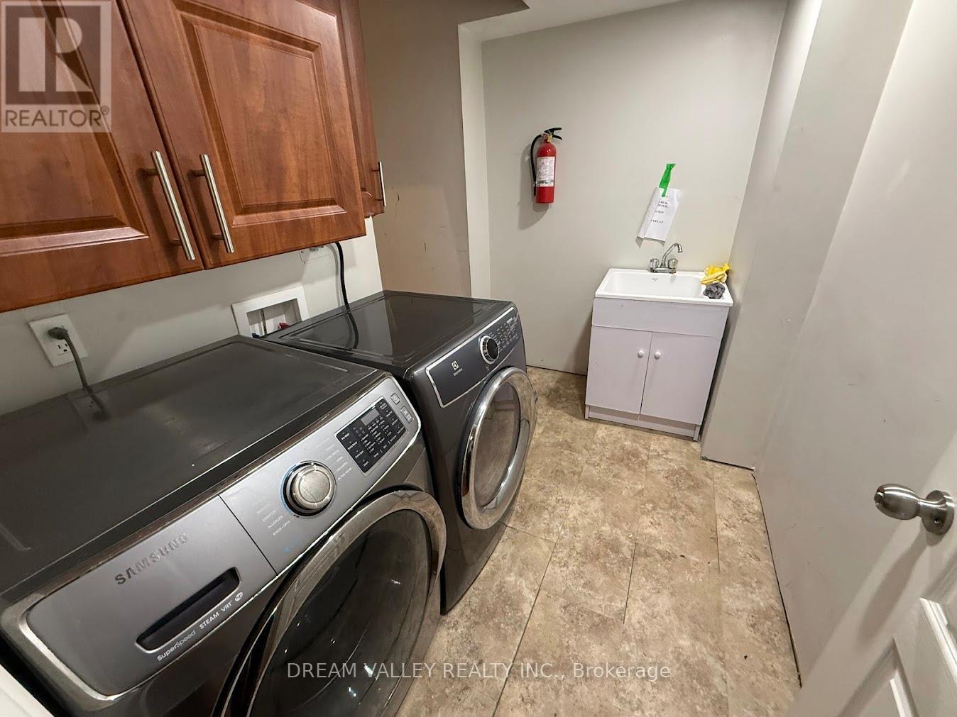 3563 Autumnleaf Crescent, Mississauga, ON - Indoor Photo Showing Laundry Room