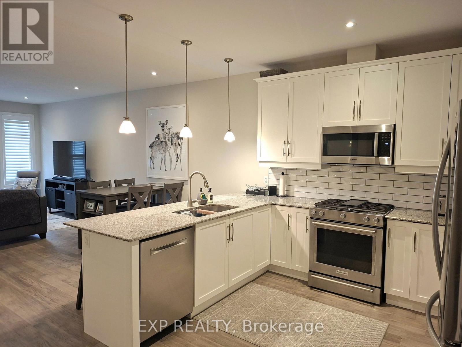 5 Mcclay Avenue, Grimsby, ON - Indoor Photo Showing Kitchen With Stainless Steel Kitchen With Double Sink With Upgraded Kitchen