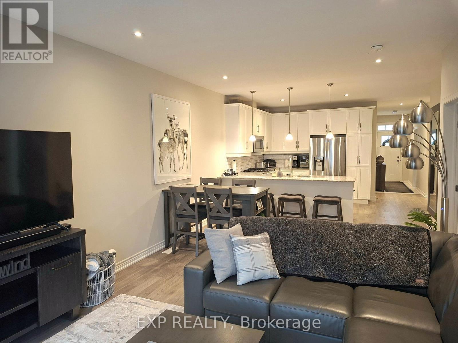 5 Mcclay Avenue, Grimsby, ON - Indoor Photo Showing Living Room