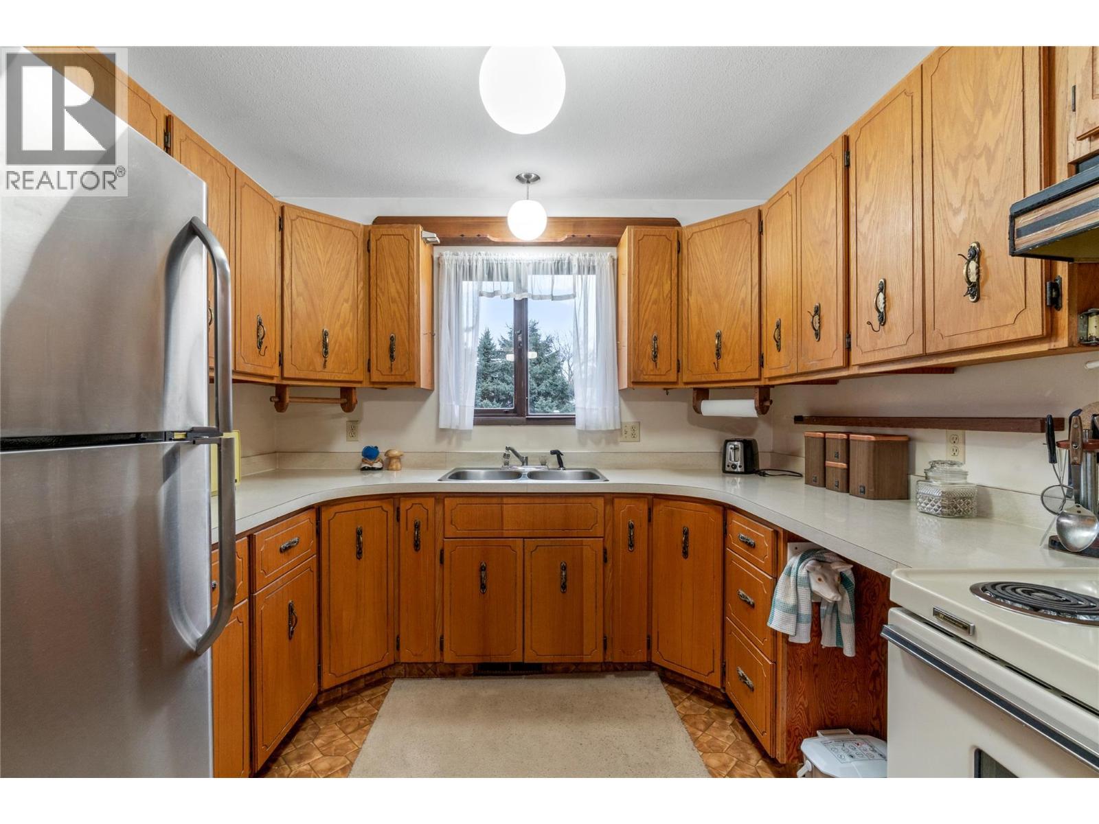 5350 73 Avenue Ne, Canoe, BC - Indoor Photo Showing Kitchen With Double Sink