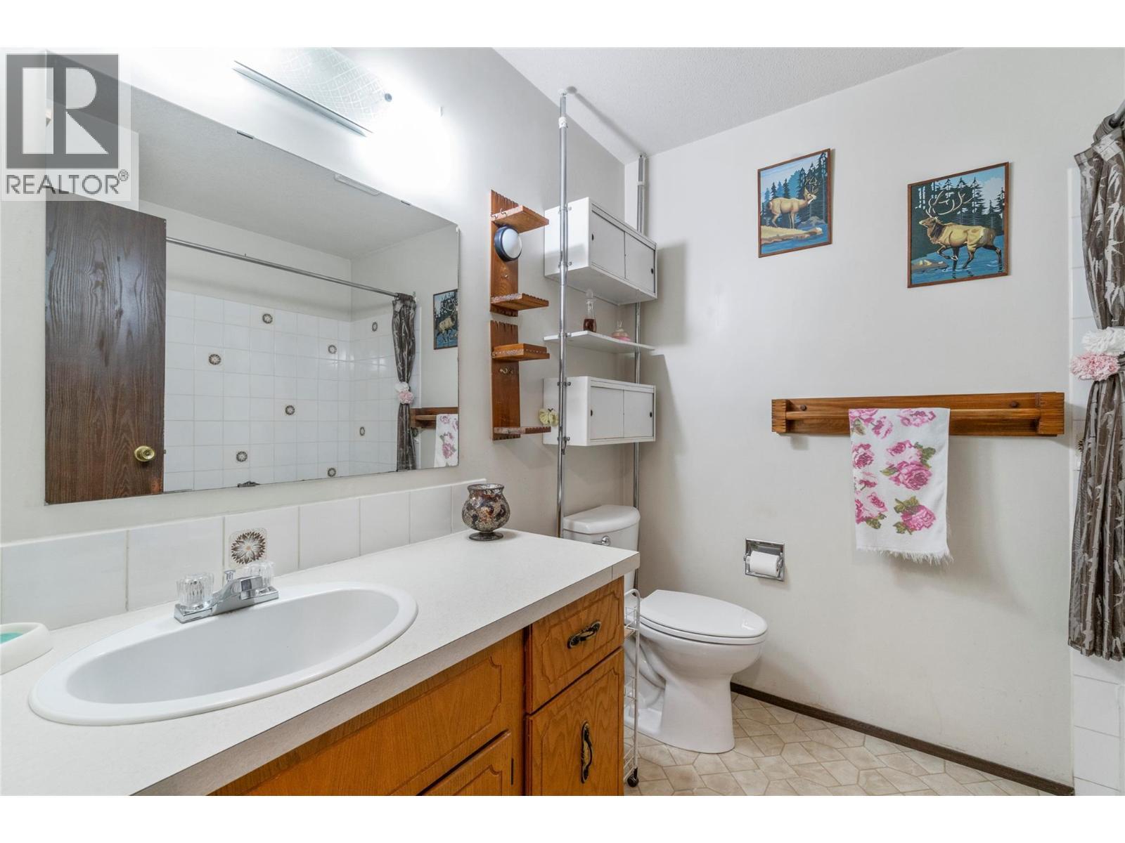 5350 73 Avenue Ne, Canoe, BC - Indoor Photo Showing Bathroom