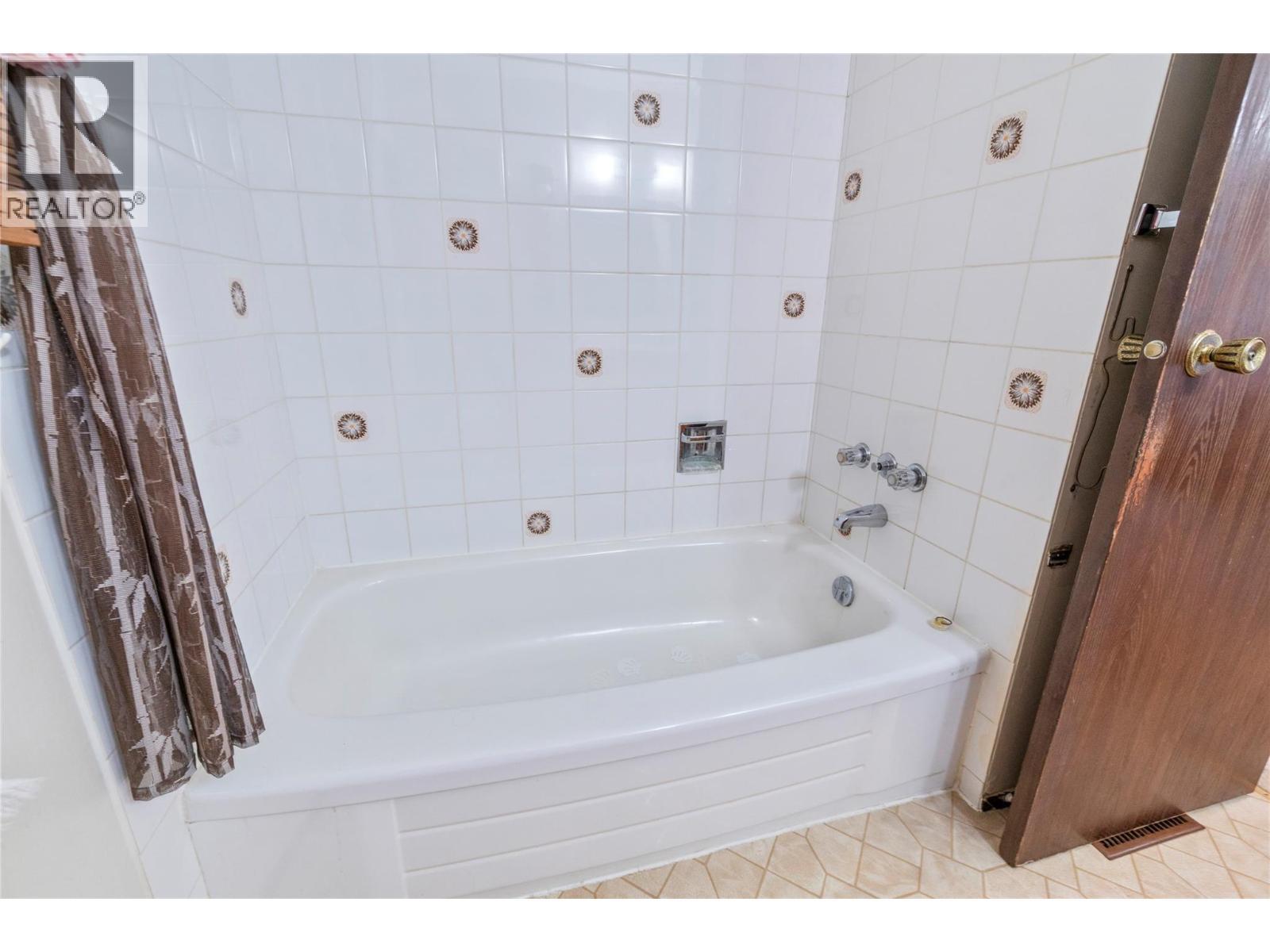 5350 73 Avenue Ne, Canoe, BC - Indoor Photo Showing Bathroom