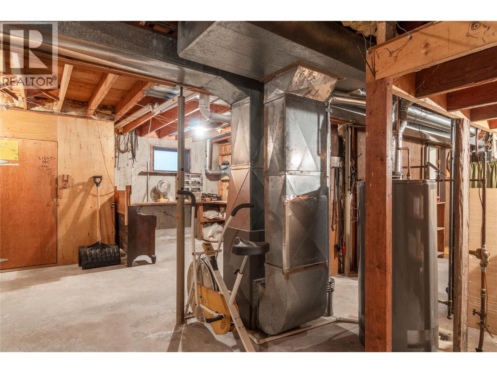 5350 73 Avenue Ne, Canoe, BC - Indoor Photo Showing Basement
