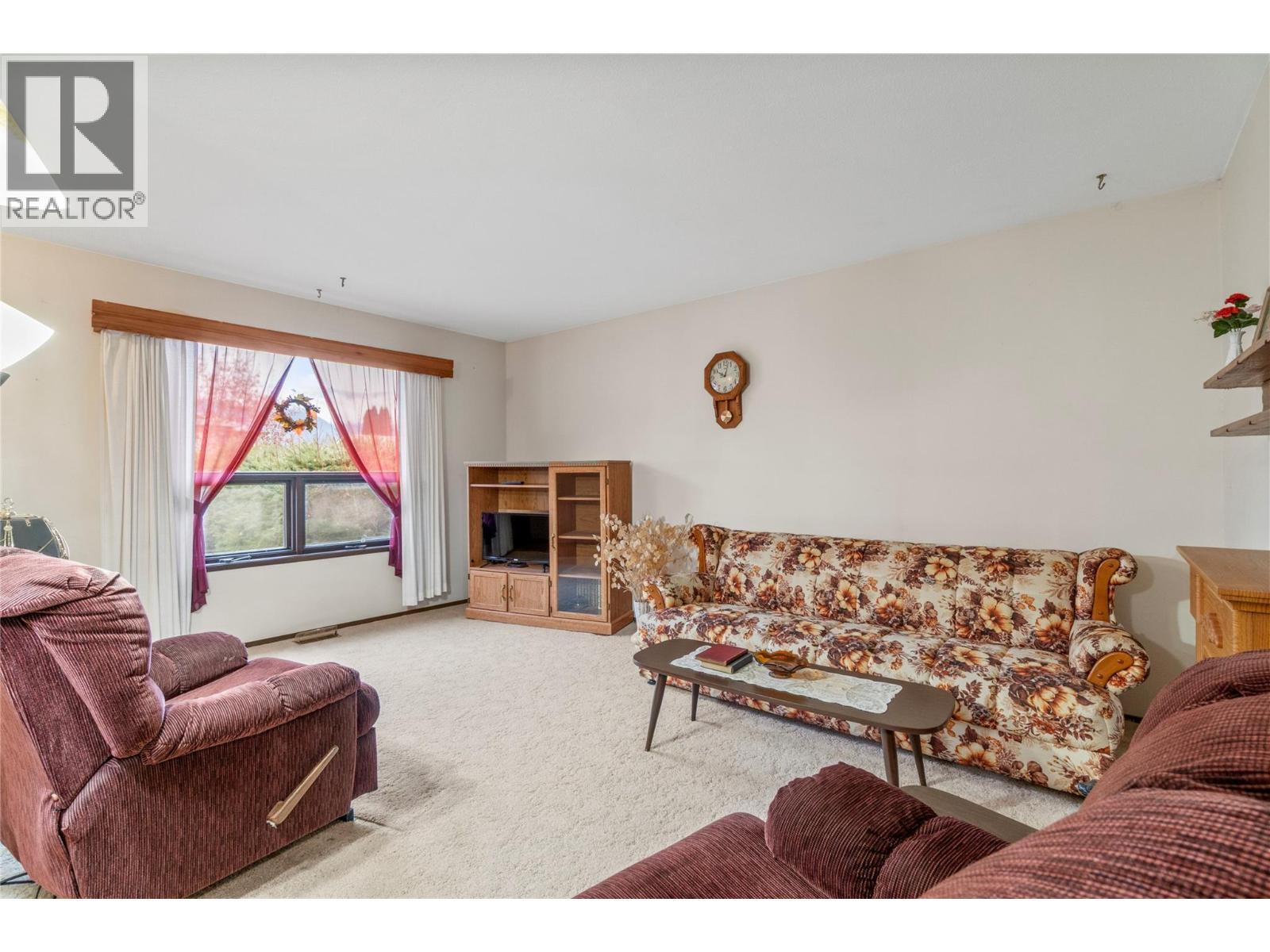 5350 73 Avenue Ne, Canoe, BC - Indoor Photo Showing Living Room