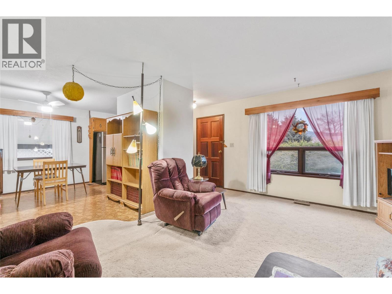 5350 73 Avenue Ne, Canoe, BC - Indoor Photo Showing Living Room