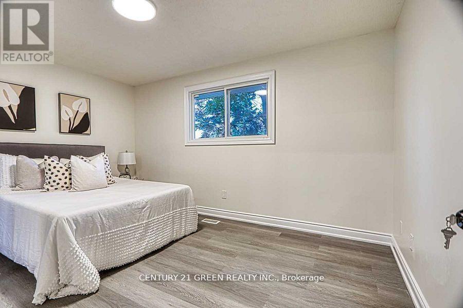 164 Gardiner Drive, Hamilton, ON - Indoor Photo Showing Bedroom