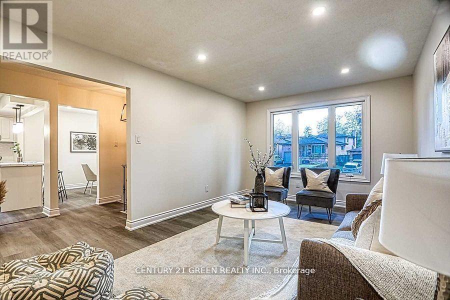 164 Gardiner Drive, Hamilton, ON - Indoor Photo Showing Living Room