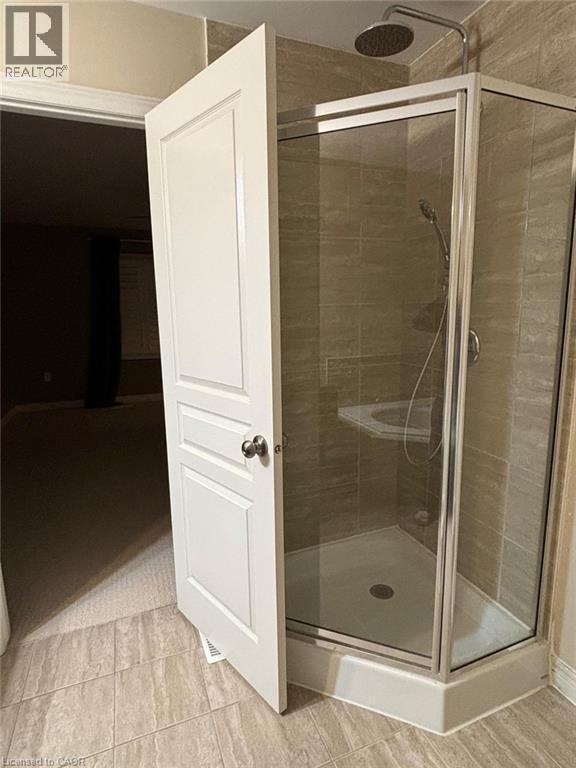 Bathroom with a shower stall - 6 Chestnut Drive Unit# 16, Grimsby, ON - Indoor Photo Showing Bathroom