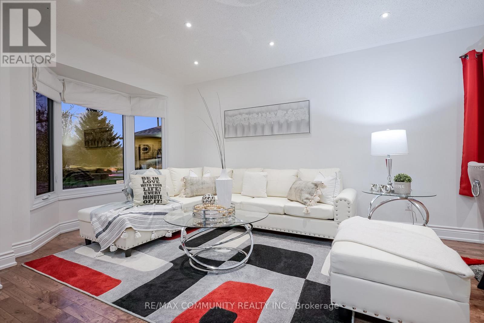 4 Edgerton Drive N, Clarington, ON - Indoor Photo Showing Living Room