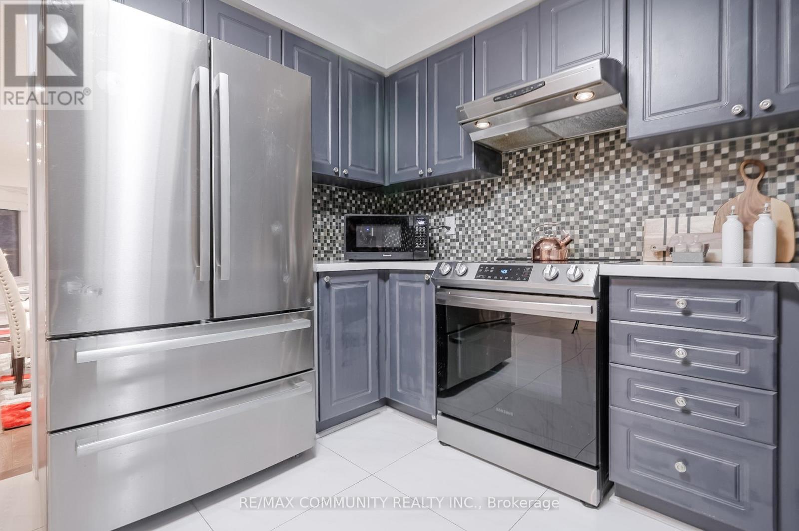 4 Edgerton Drive N, Clarington, ON - Indoor Photo Showing Kitchen