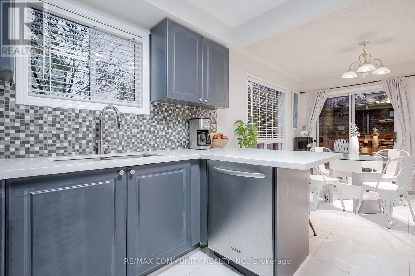 4 Edgerton Drive N, Clarington, ON - Indoor Photo Showing Kitchen