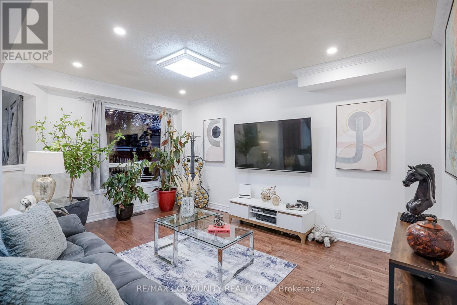 4 Edgerton Drive N, Clarington, ON - Indoor Photo Showing Living Room