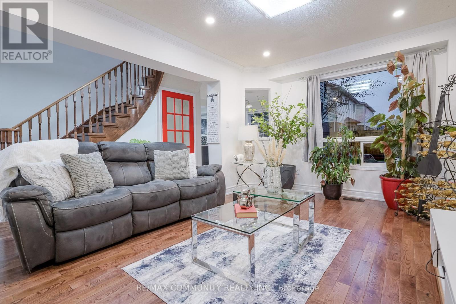 4 Edgerton Drive N, Clarington, ON - Indoor Photo Showing Living Room