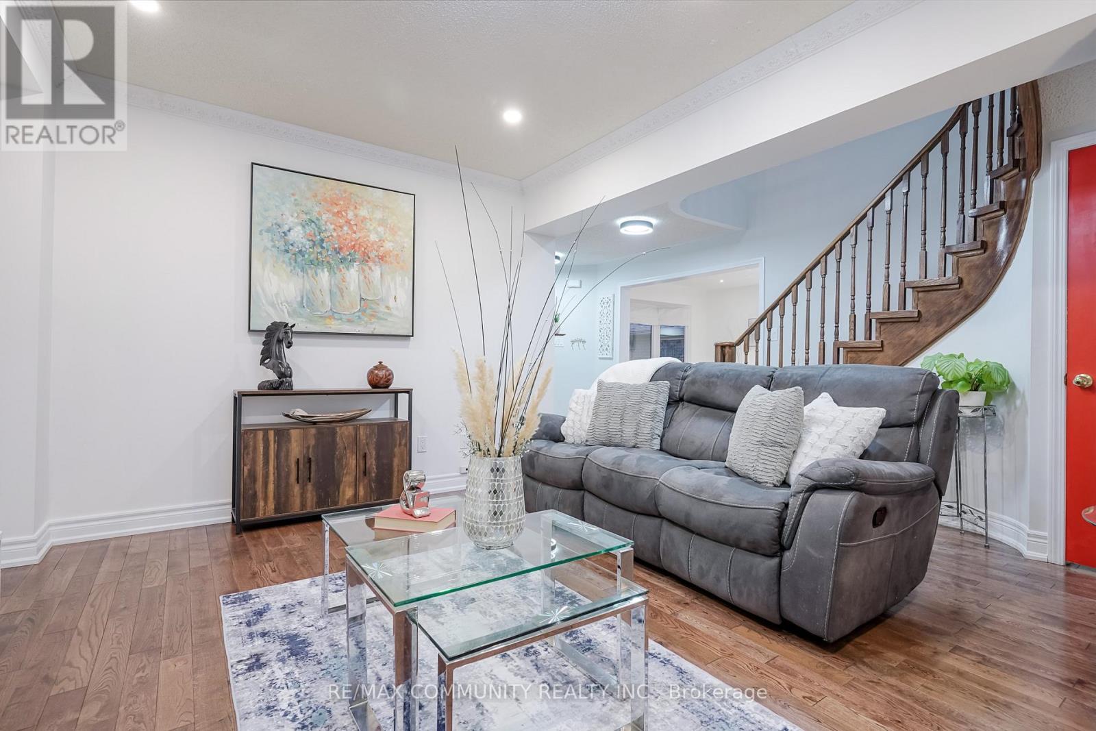 4 Edgerton Drive N, Clarington, ON - Indoor Photo Showing Living Room
