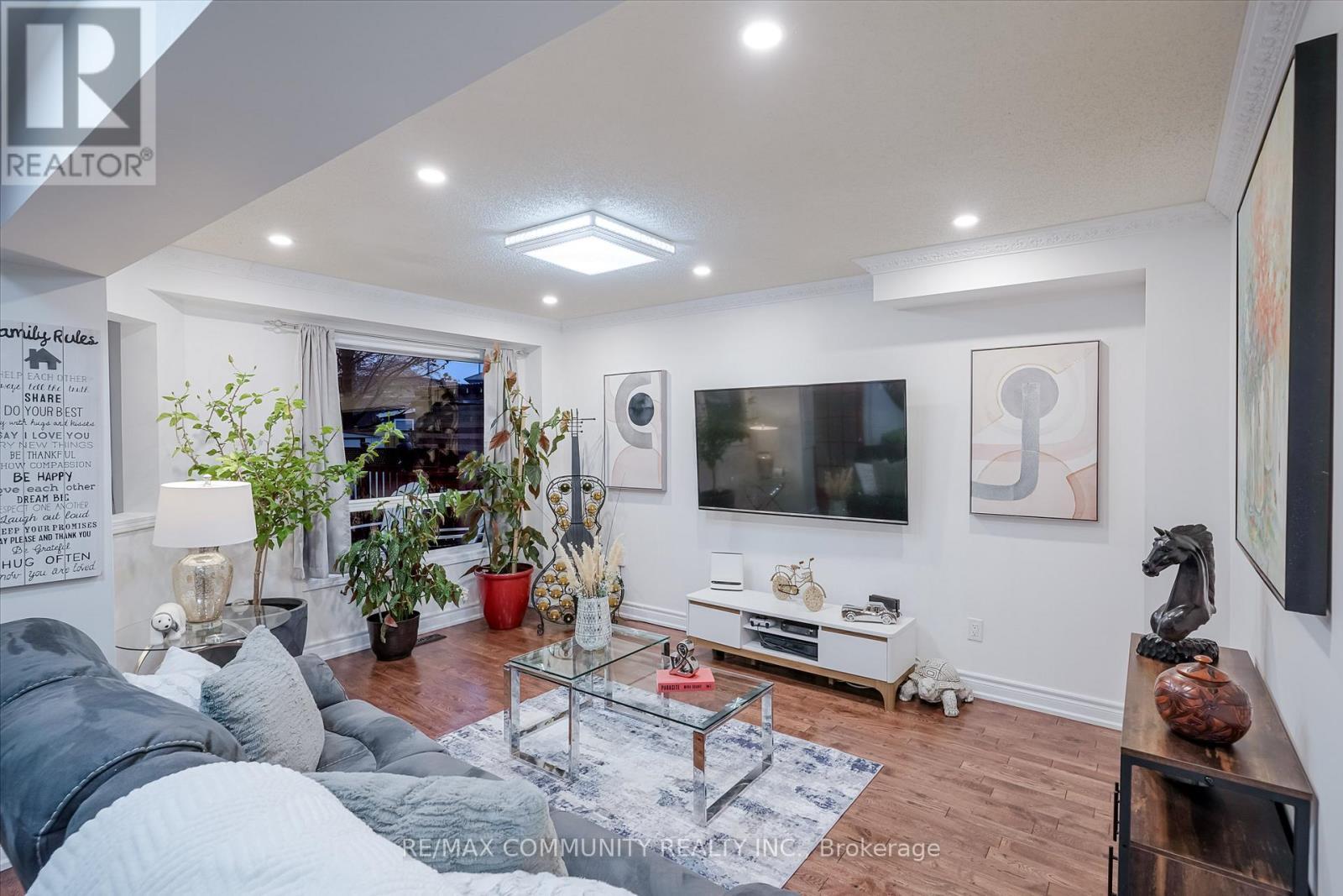 4 Edgerton Drive N, Clarington, ON - Indoor Photo Showing Living Room