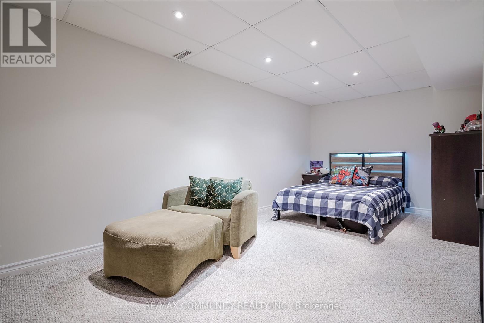 4 Edgerton Drive N, Clarington, ON - Indoor Photo Showing Bedroom