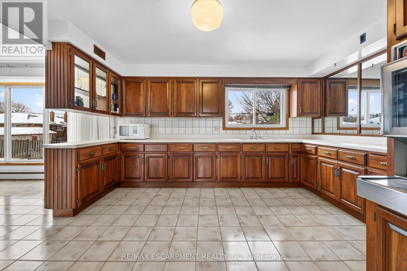 16 Southill Drive, Hamilton, ON - Indoor Photo Showing Kitchen